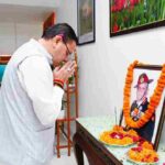 मुख्यमंत्री धामी ने भारत के प्रथम चीफ ऑफ डिफेंस स्टाफ, पद्म विभूषण से अलंकृत तथा उत्तराखंड के गौरव, जनरल बिपिन रावत की जयंती पर उनके चित्र पर श्रद्धा सुमन अर्पित कर भावपूर्ण स्मरण किया