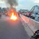 गंगाजल ले जा रहे कांवड़ियों की चलती बाइक में लगी आग,मौके पर मची अफरा-तफरी