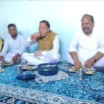 खटीमा में मुख्यमंत्री धामी अचानक पहुंचे दलित बस्ती,  बस्ती के लोगों के साथ दोपहर का खाया खाना